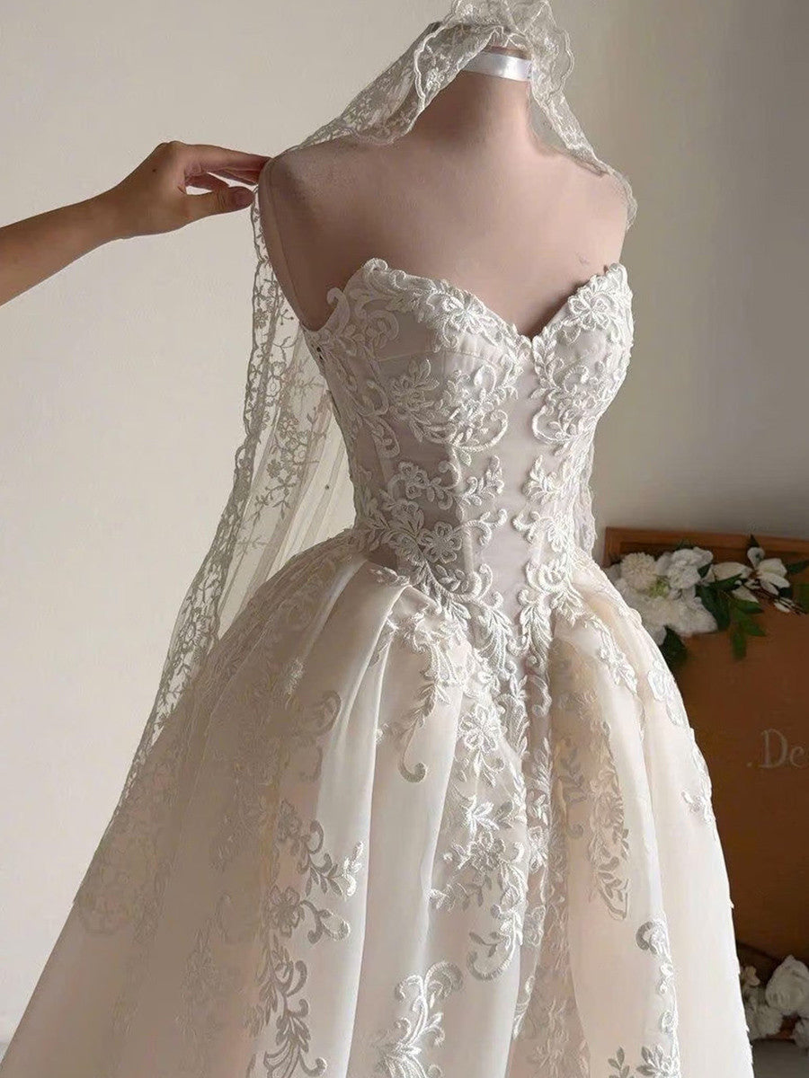 Tulle Ball Gown Wedding Dress with Sweetheart Neckline and Lace Appliques