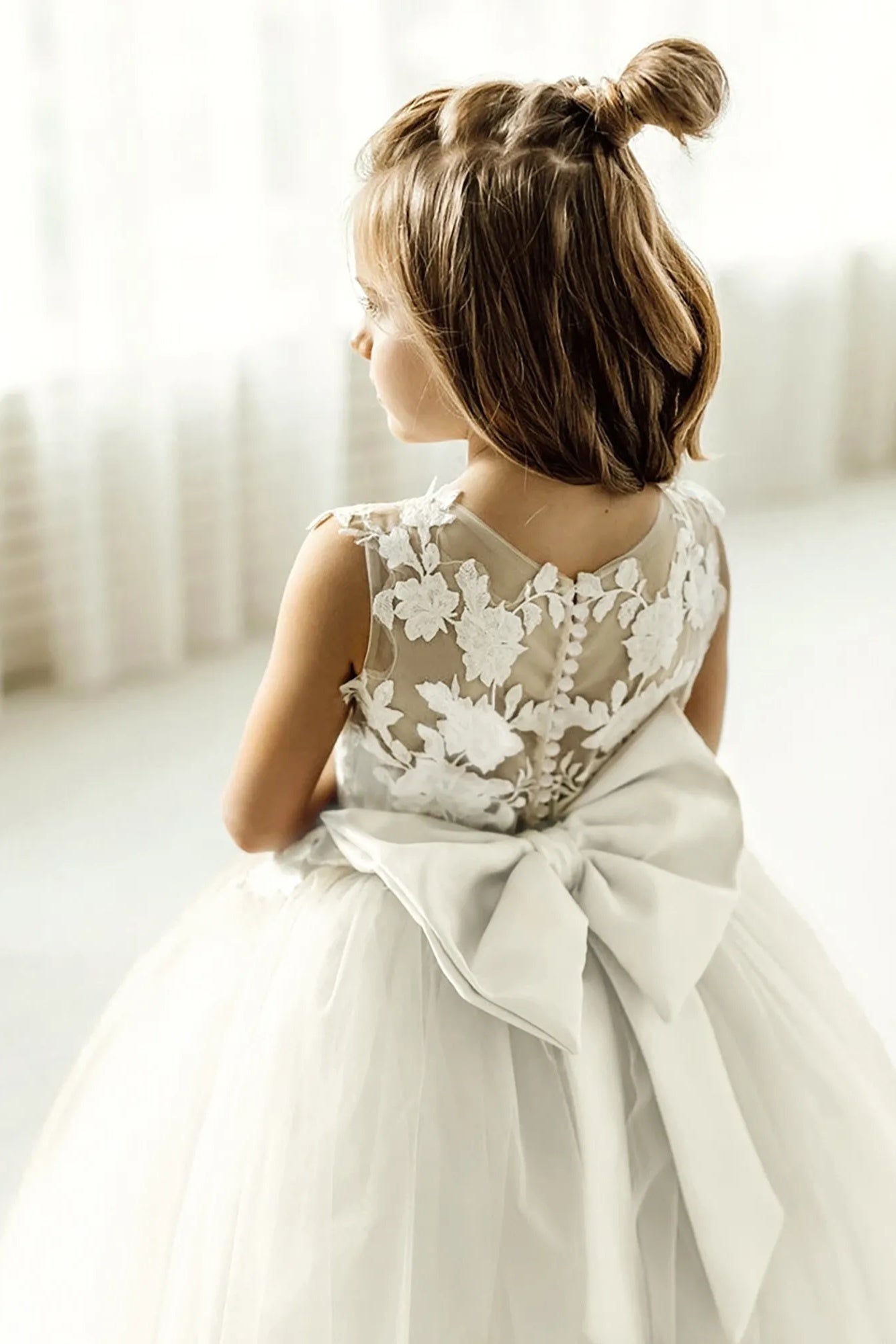 V Neck Tulle Flower Girl Dress with Lace Appliques