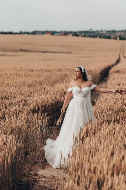 White Beach Wedding Dress A Line Tulle Sleeveless Bridal Gown With Lace