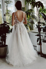White Beach Wedding Dress A Line V Neck Lace Glitter Backless Bridal Gown With Slit