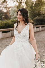 White Beach Wedding Dress A Line V Neck Spaghetti Strap Lace Sweep Train Tulle Bridal Gown With Appliques