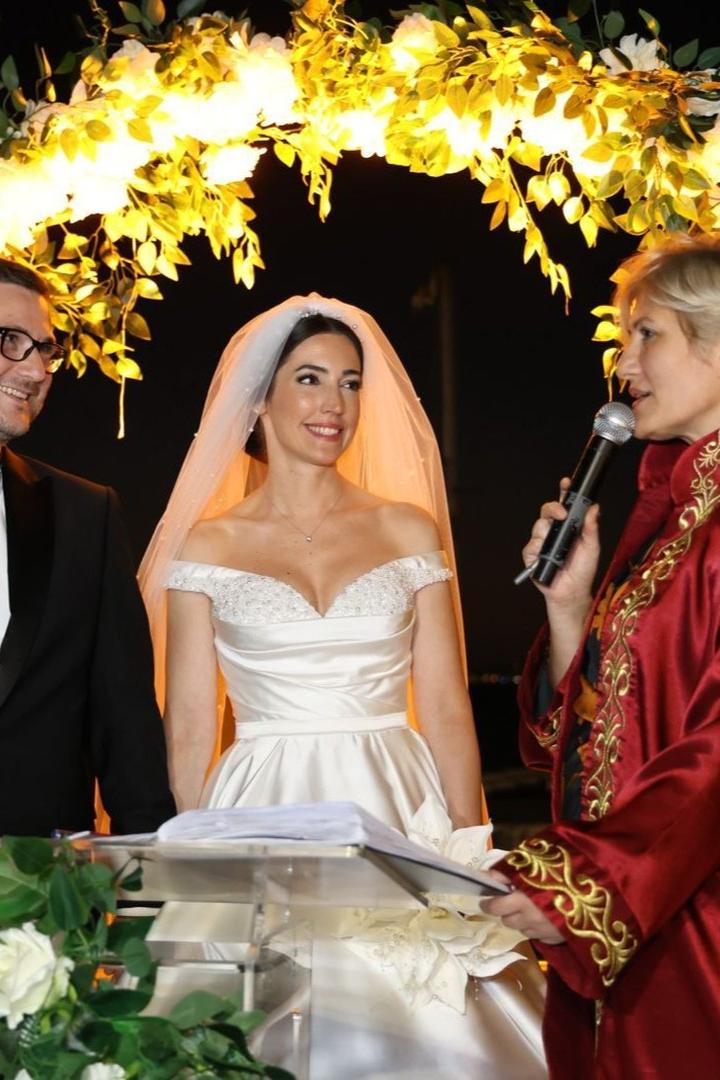 White Beach Wedding Dress Ball Gown Strapless Off The Shoulder Sleeveless Beaded Sweep Train Satin Bridal Gown