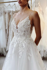 White Beach Wedding Dress Spaghetti Strap Sleeveless Beaded Cathedral Train Lace Tulle Bridal Gown