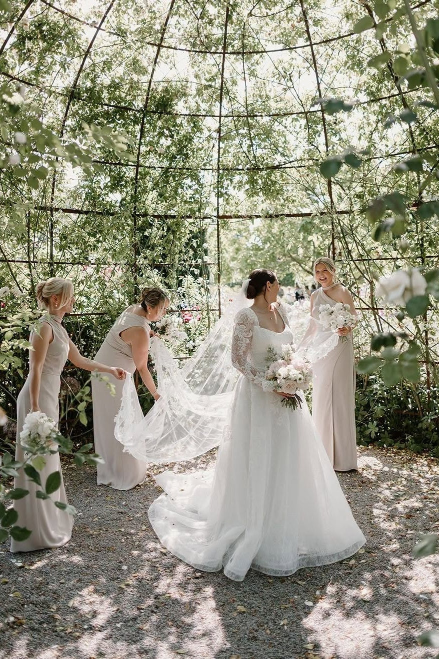 White Tulle A-Line Wedding Dress with Scoop Neck and Lace Appliques