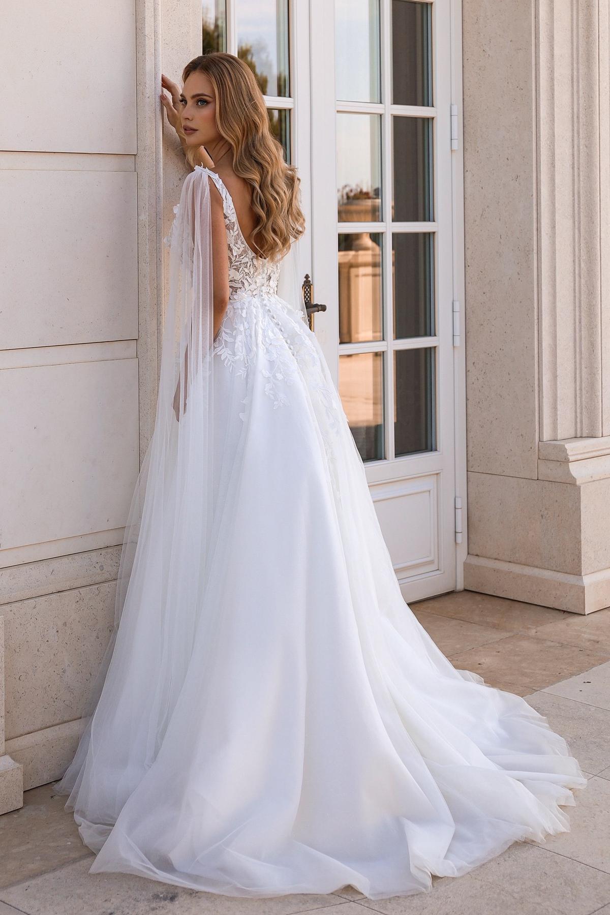 White Wedding Dress A Line Spaghetti Strap V Neck Cap Sleeves Long Tulle Bridal Gown With Appliques