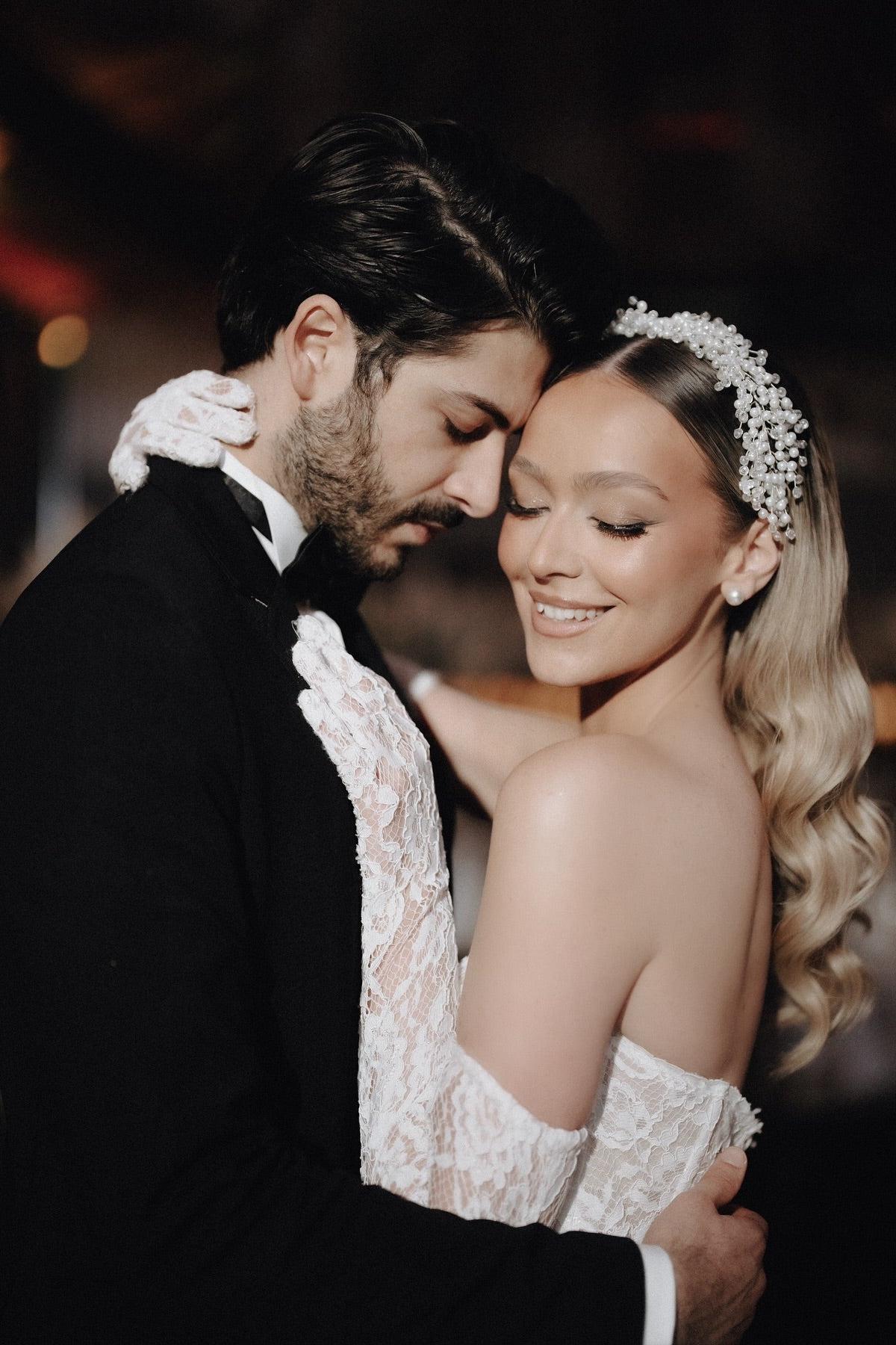 White Wedding Dress A Line Strapless Sleeveless Sweep Train Lace Bridal Gown