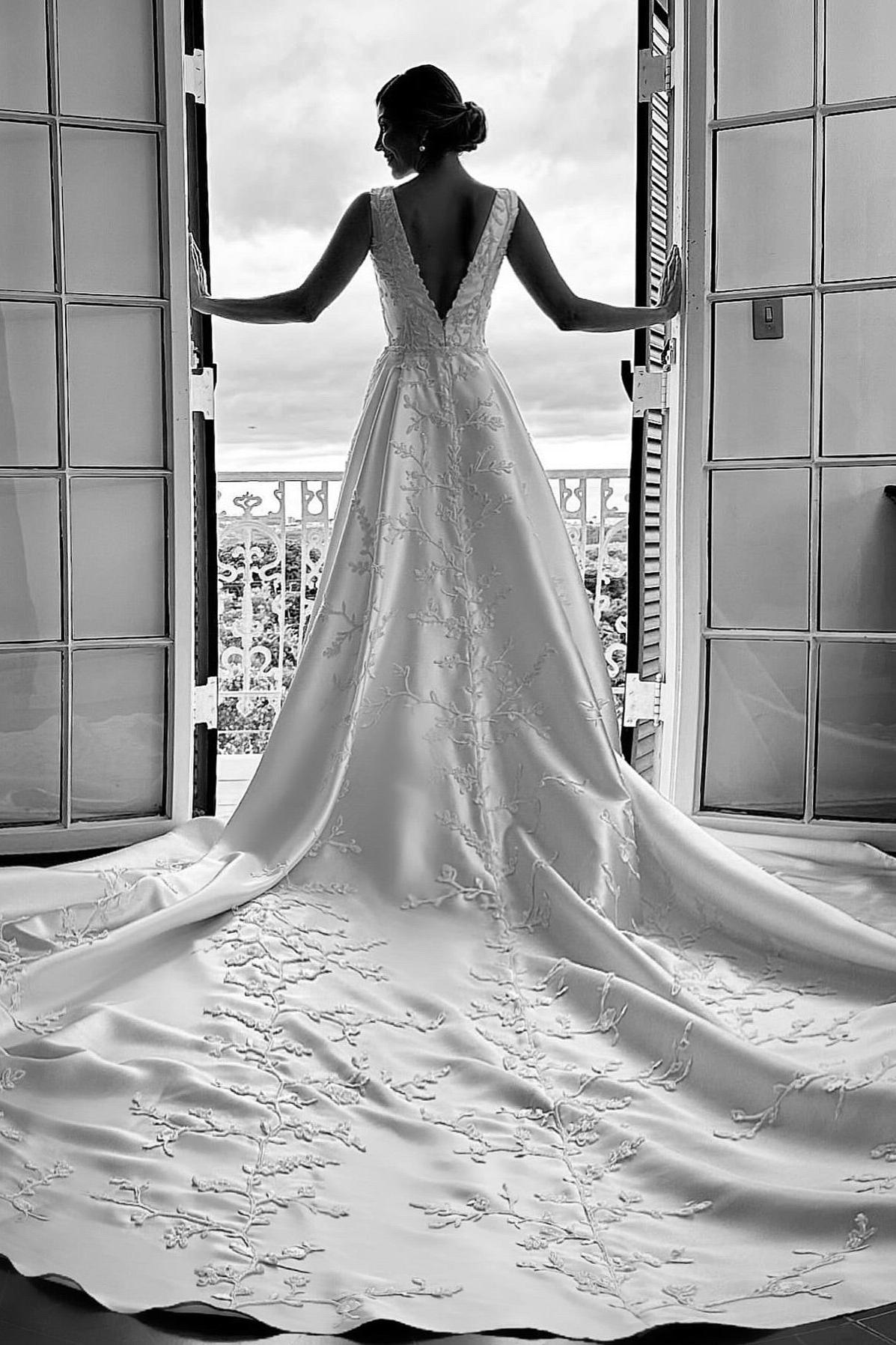 Dreamyannie UK White Wedding Dress A Line V Neck Sleeveless Cathedral Train Satin Bridal Gown With Appliques Dreamyannie UK White Wedding Dress A Line V Neck Sleeveless Cathedral Train Satin Bridal Gown With Appliques