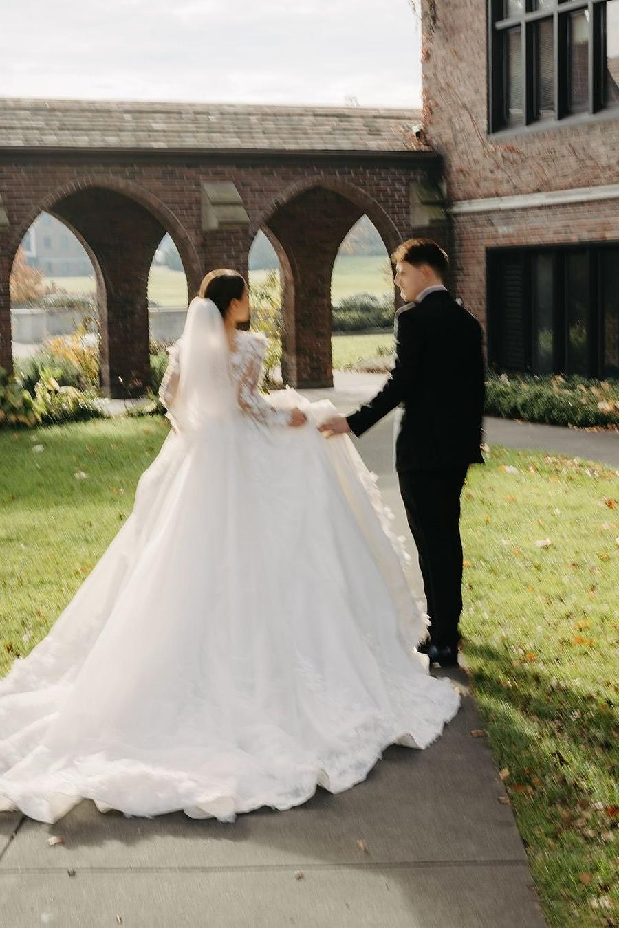 White Wedding Dress Ball Gown V Neck Long Sleeves Cathedral Train Lace Bridal Gown With Appliques