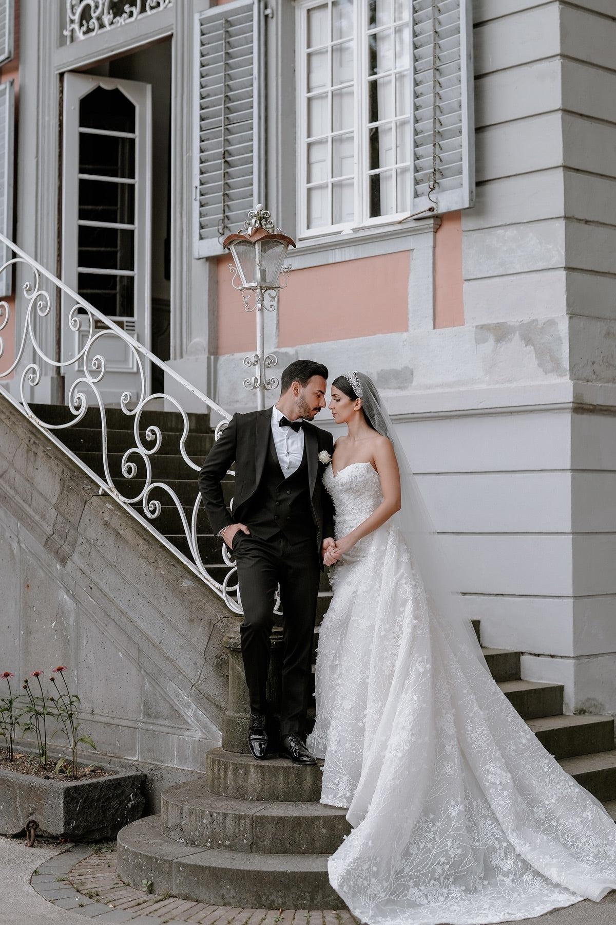 White Wedding Dress Column Sweetheart Sleeveless Lace Beaded Bridal Gown With Detachable Train