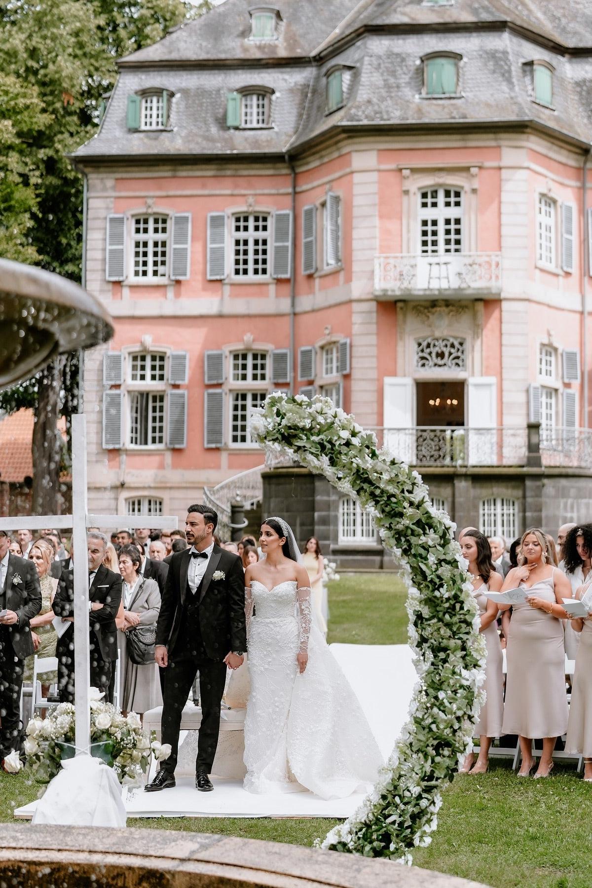 White Wedding Dress Column Sweetheart Sleeveless Lace Beaded Bridal Gown With Detachable Train