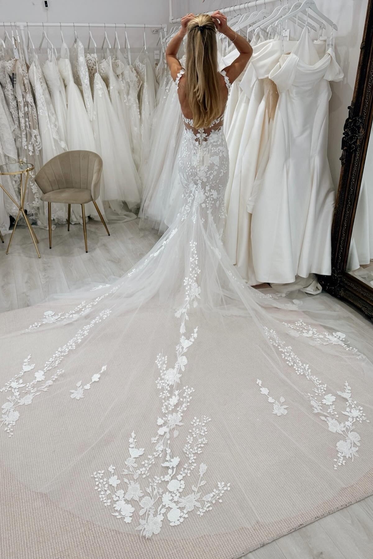 White Wedding Dress Lace Mermaid V Neck Spaghetti Strap Sleeveless Cathedral Train Tulle Bridal Gown With Appliques