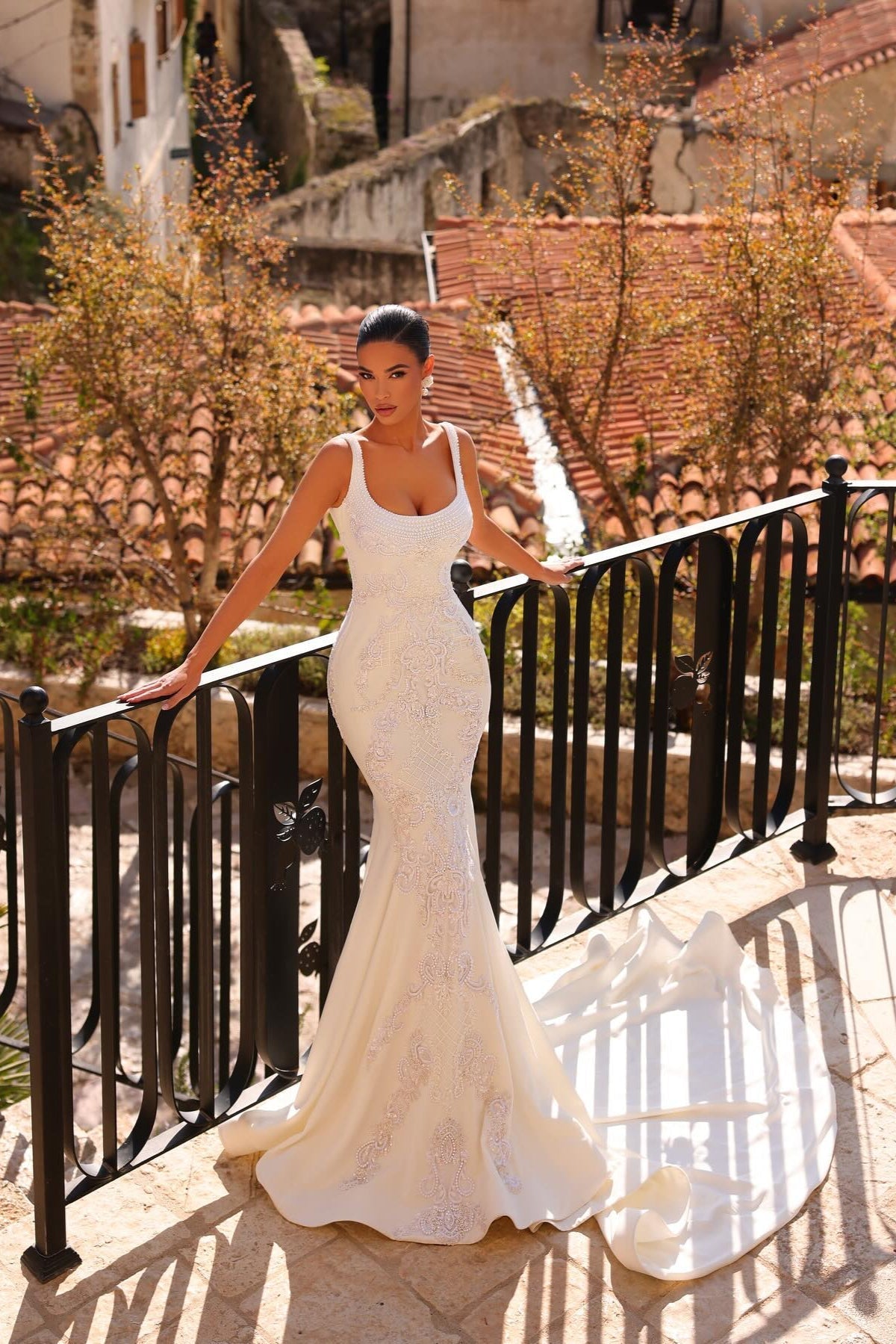 White Wedding Dress Mermaid Spaghetti Straps Lace Beaded Satin Chapel Train Bridal Gown With Appliques