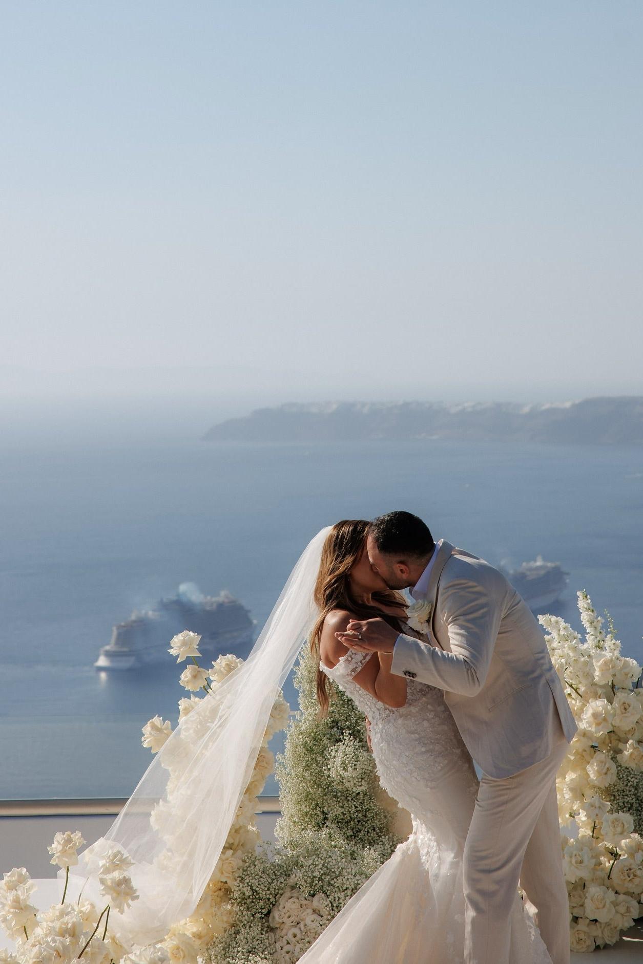 White Wedding Dress Mermaid Sweetheart Off The Shoulder Sleeveless Sweep Train Tulle Bridal Gown With Appliques