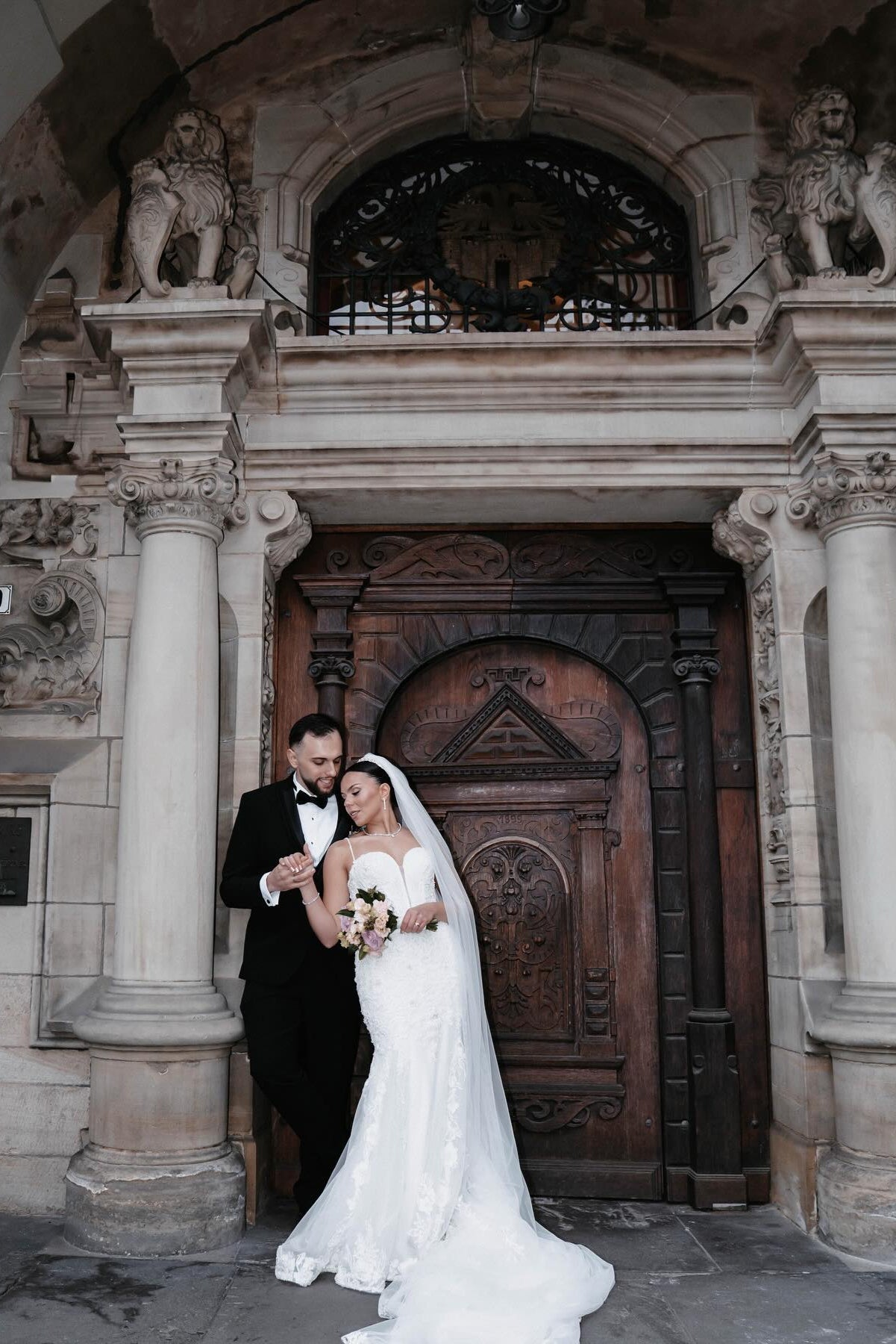 White Wedding Dress Mermaid Sweetheart Spaghetti Straps Sleeveless Beaded Sweep Train Tulle Bridal Gown