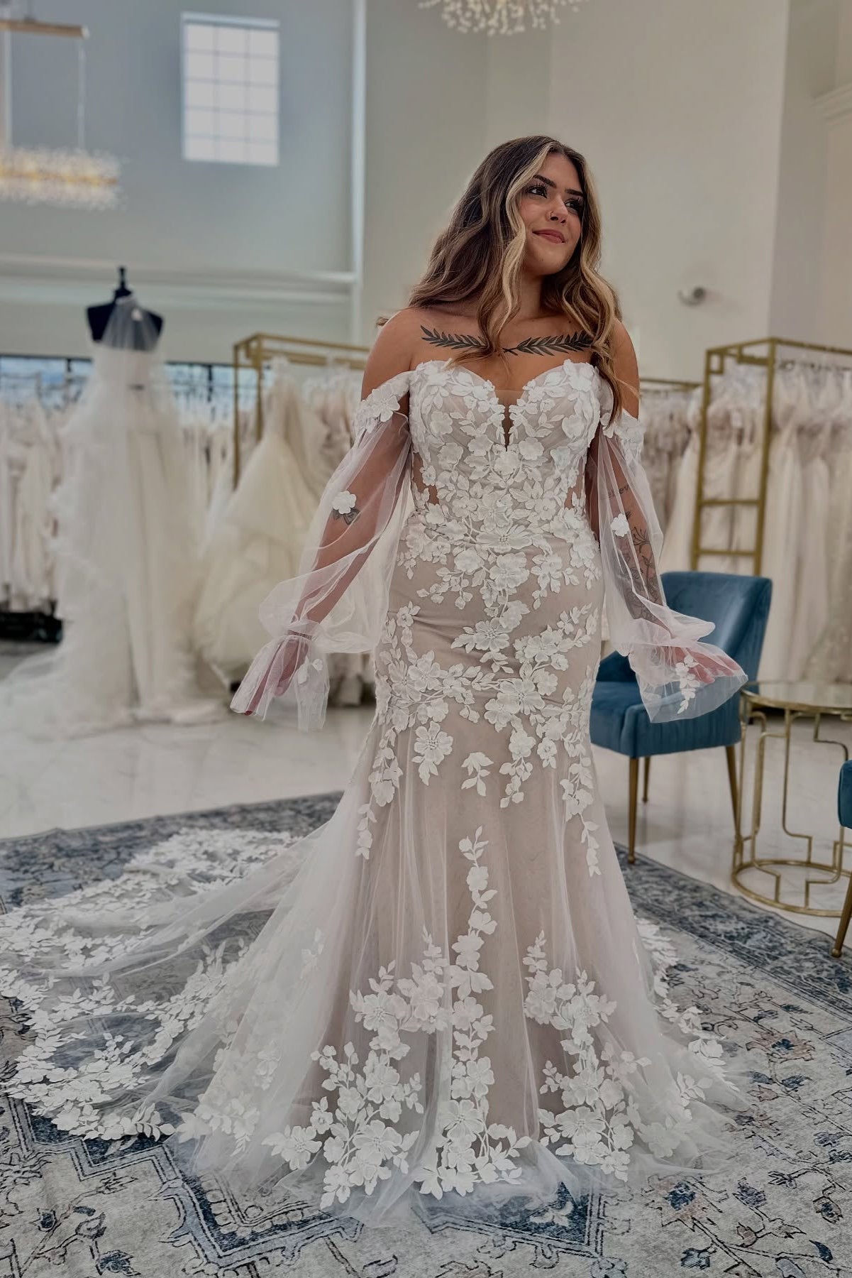 White Wedding Dress Mermaid Sweetheart Strapless Sleeveless Lace Chapel Train Tulle Bridal Gown With Appliques