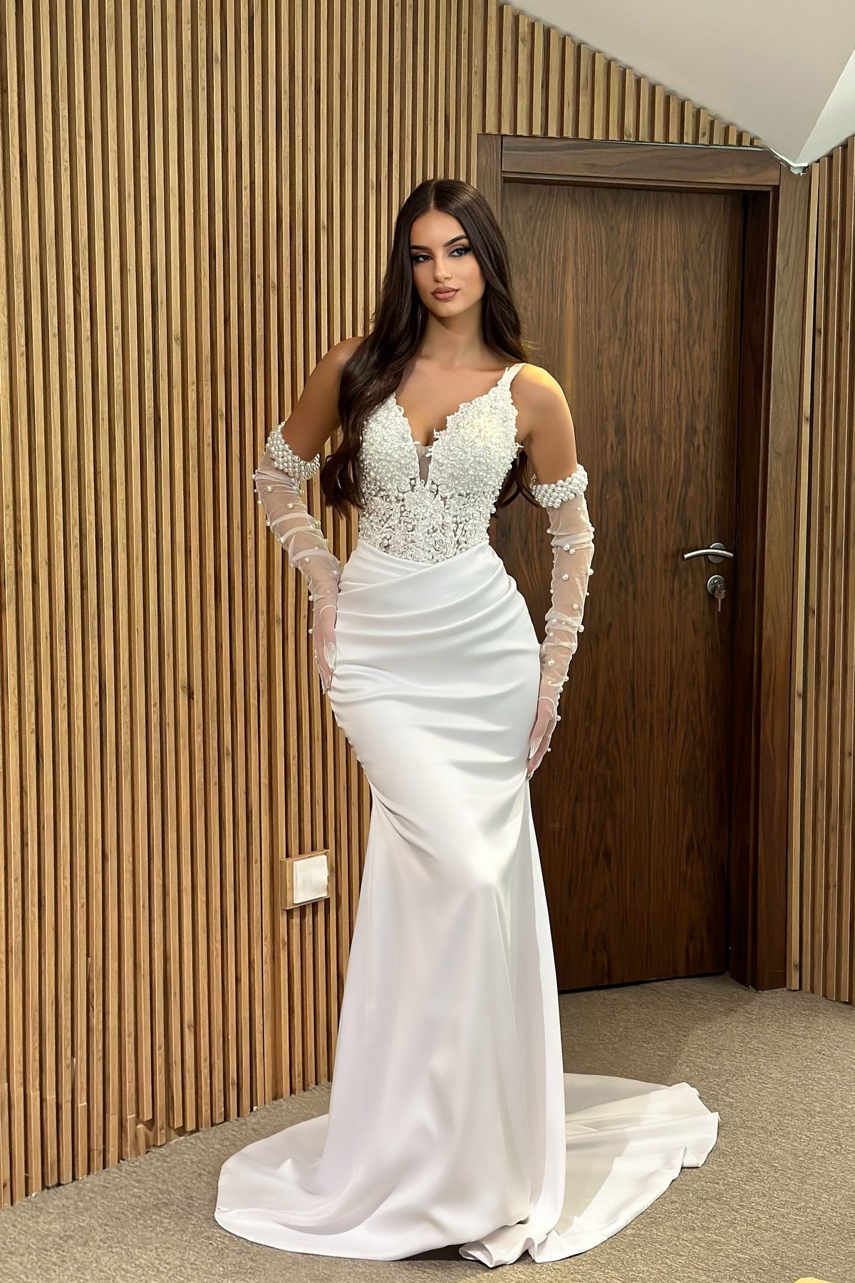 White Wedding Dress Mermaid V Neck Spaghetti Strap Lace Sleeveless Beaded Satin Bridal Gown With Pearls