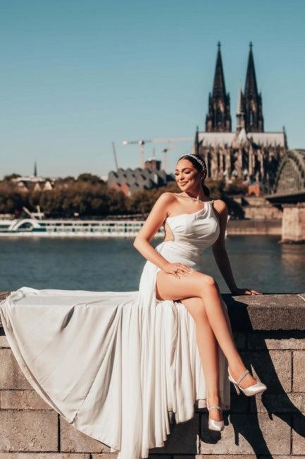 White Wedding Dress One Shoulder Sleeveless Beading Bridal Gown With Slit