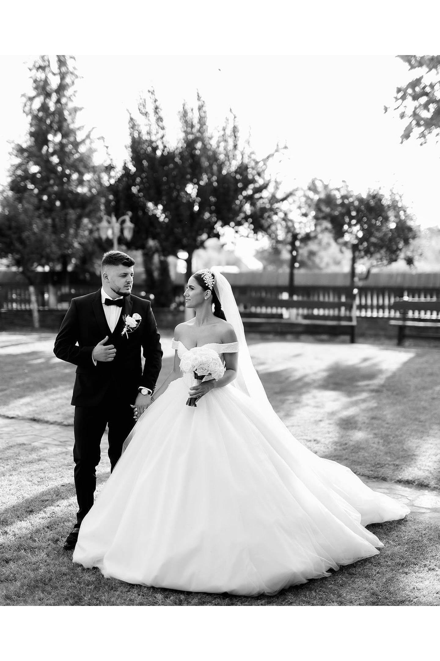 White Wedding Dress Sweetheart Ball Gown Off The Shoulder Sleeveless Lace Up Cathedral Train Tulle Bridal Gown