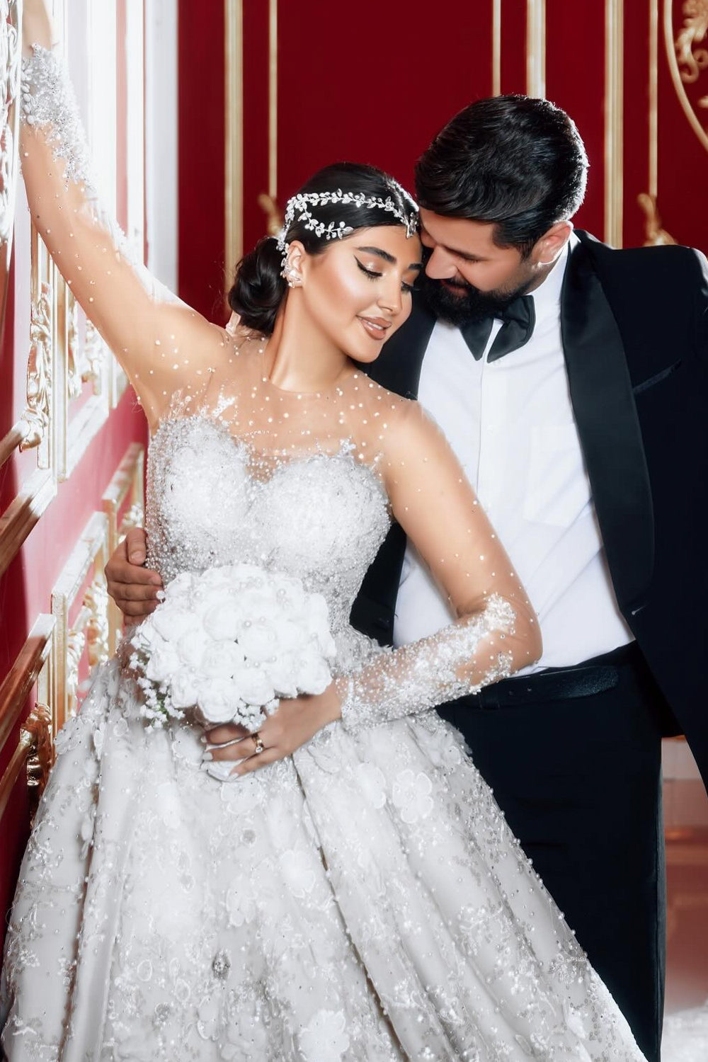 White Wedding Dress Sweetheart Beaded Illusion Sleeves Sequined Ball Gown Long Tulle Bridal Gown With Pearls And Appliques