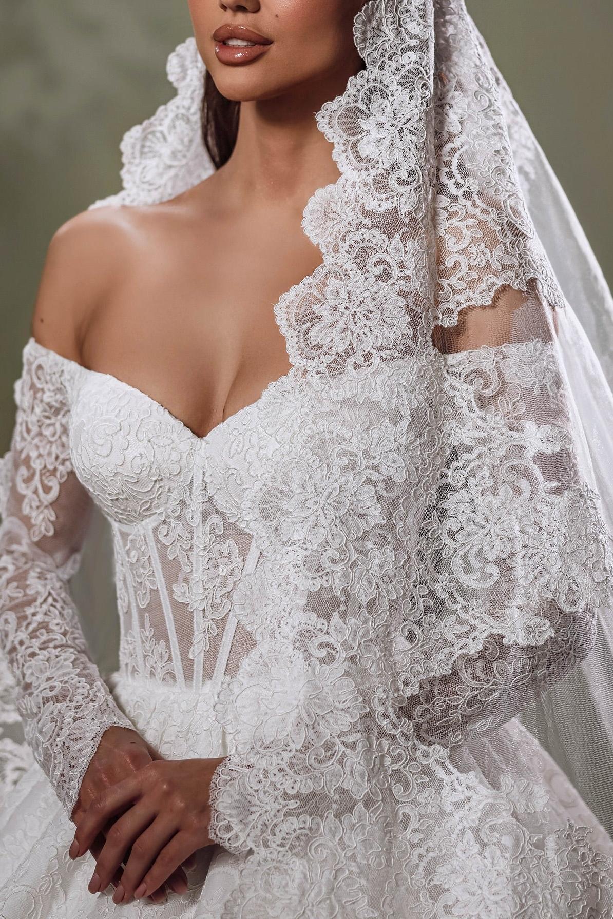 White Wedding Dress Sweetheart Off The Shoulder Sleeves Ball Gown Cathedral Train Lace Bridal Gown
