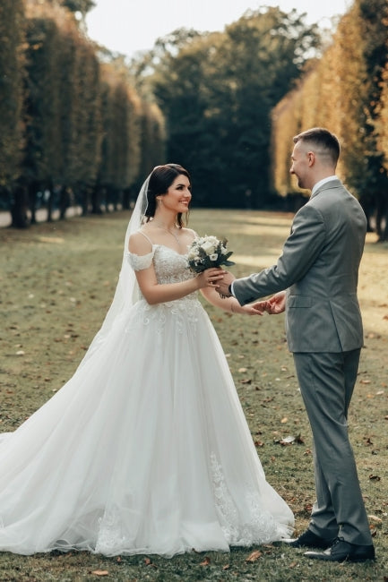 White Wedding Dress Sweetheart Spaghetti Strap Off The Shoulder Sleeveless Lace Ball Gown Long Tulle Bridal Gown With Appliques