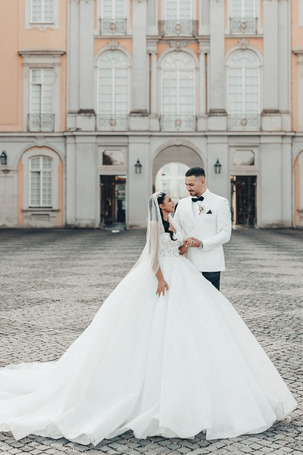 White Wedding Dress Sweetheart Spaghetti Strap Sequined Ball Gown Tulle Bridal Gown With Appliques