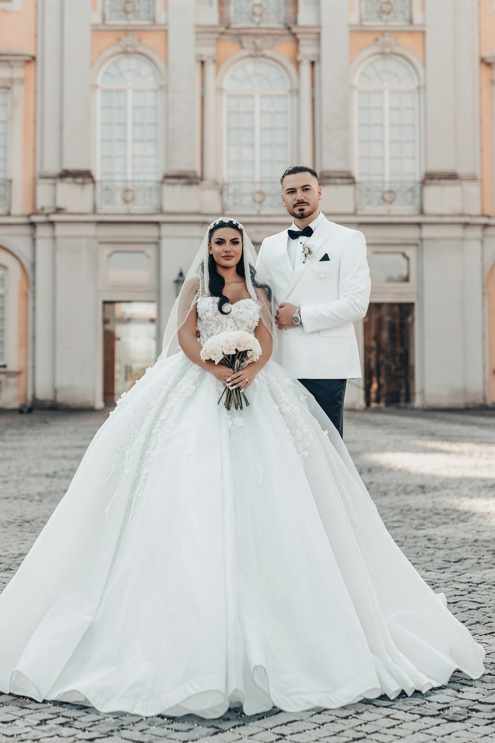 White Wedding Dress Sweetheart Spaghetti Strap Sequined Ball Gown Tulle Bridal Gown With Appliques