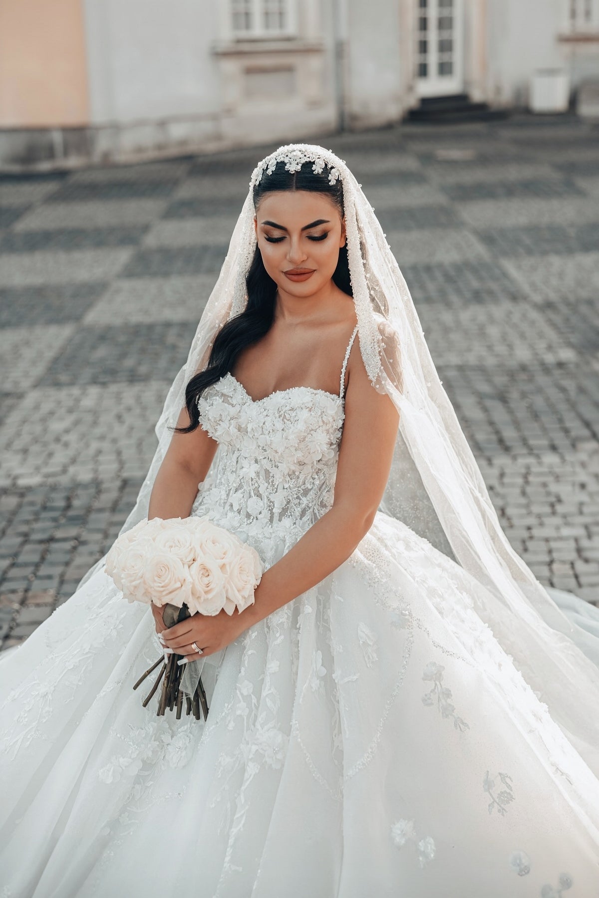 White Wedding Dress Sweetheart Spaghetti Strap Sequined Ball Gown Tulle Bridal Gown With Appliques