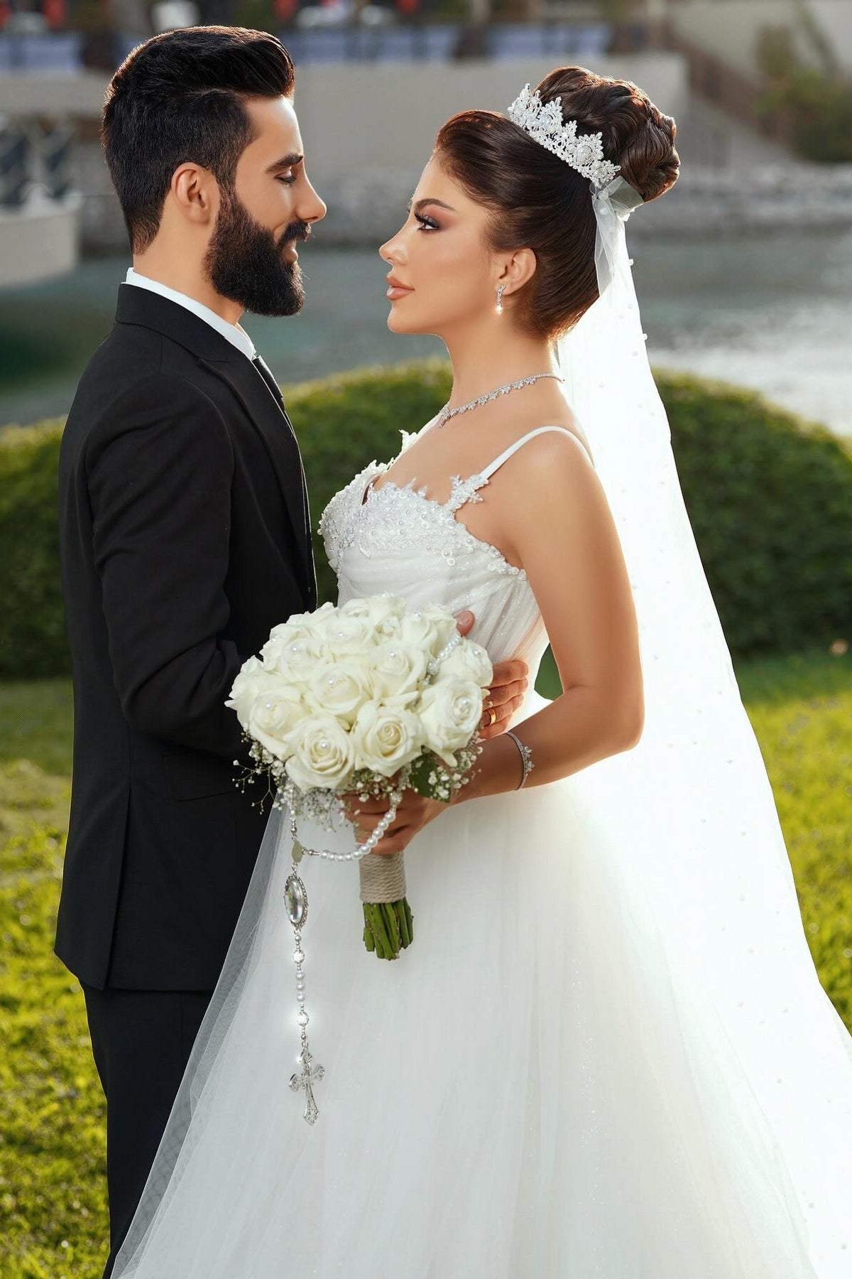 White Wedding Dress Sweetheart Spaghetti Strap Sleeveless Ball Gown Tulle Bridal Gown With Pearls And Appliques