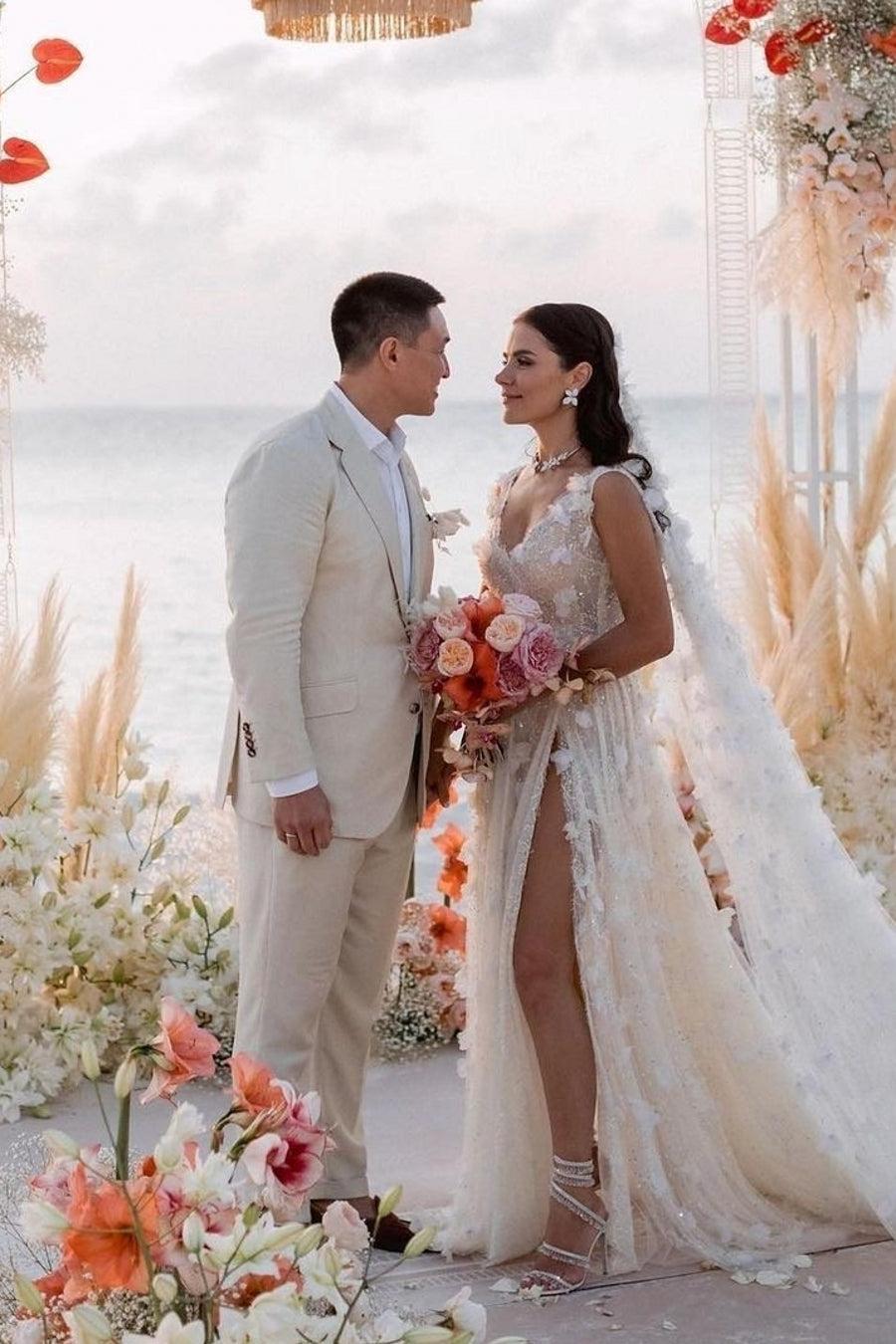 White Wedding Dress V Neck Lace A Line Spaghetti Strap Sequined Sleeveless Watteau Train Tulle Bridal Gown With Slit