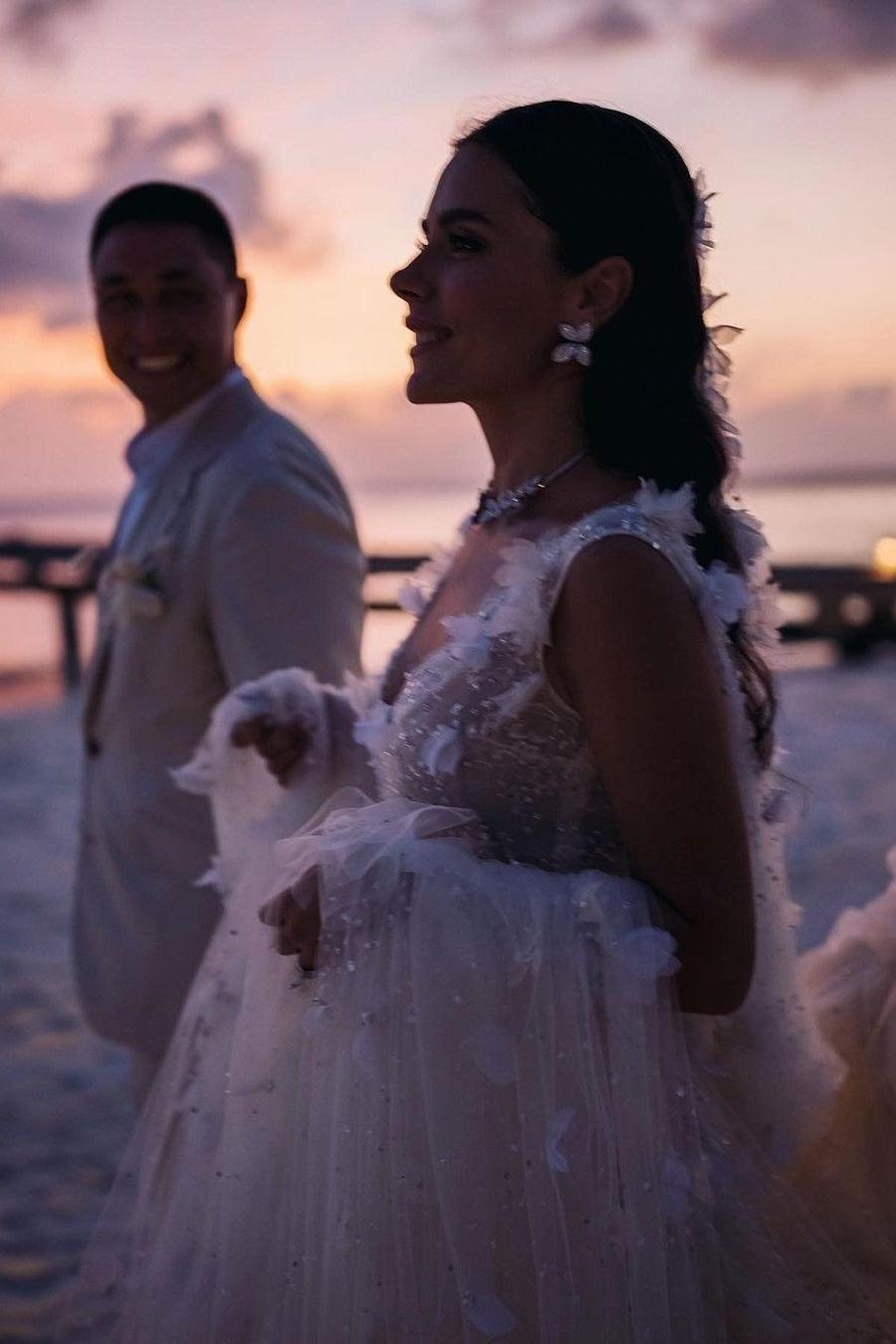 White Wedding Dress V Neck Lace A Line Spaghetti Strap Sequined Sleeveless Watteau Train Tulle Bridal Gown With Slit