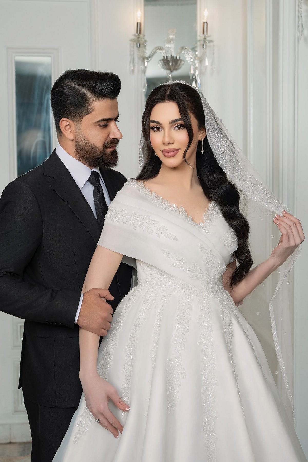 White Wedding Dress V Neck Off The Shoulder Sleeveless Sequined Chiffon Bridal Gown With Appliques
