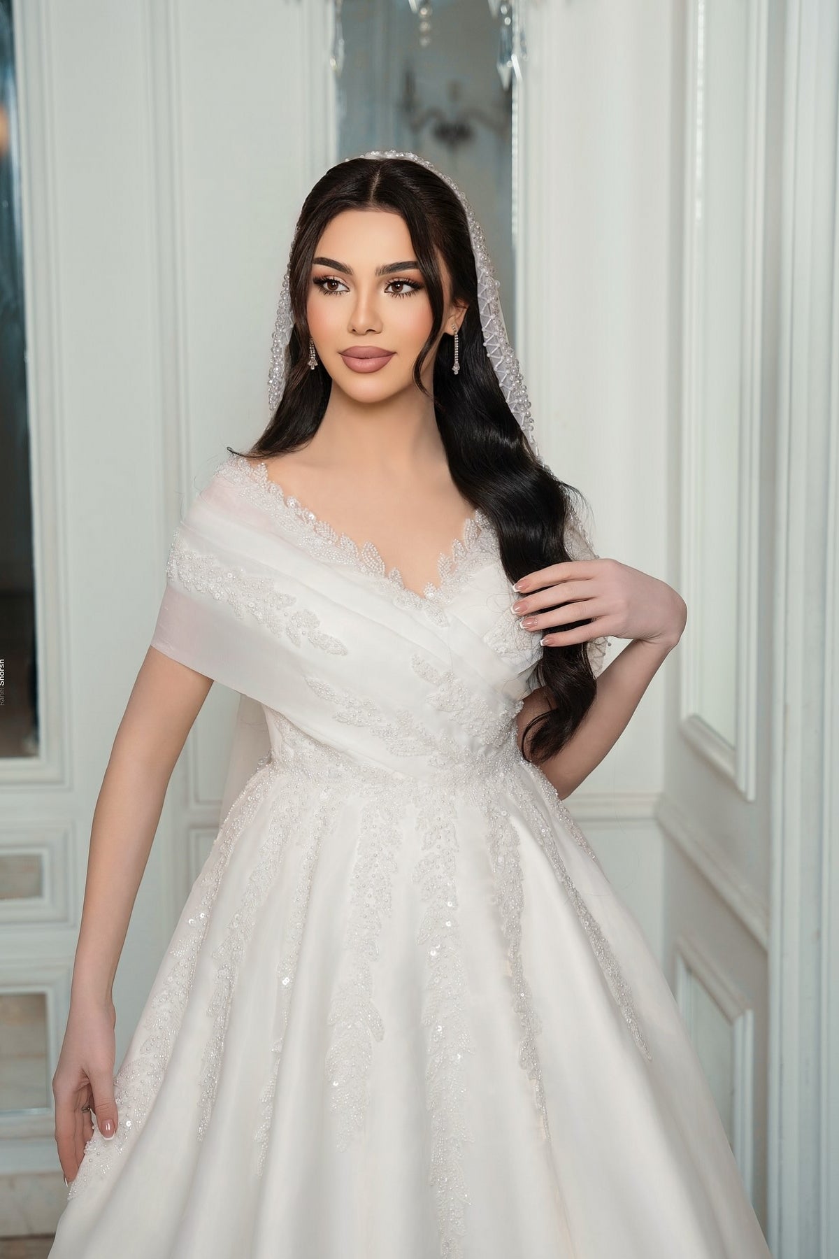 White Wedding Dress V Neck Off The Shoulder Sleeveless Sequined Chiffon Bridal Gown With Appliques