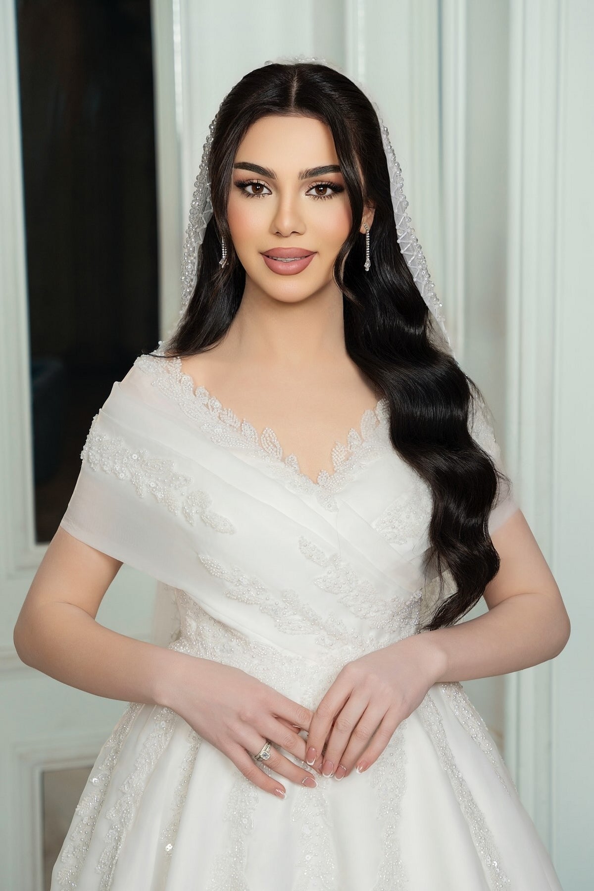 White Wedding Dress V Neck Off The Shoulder Sleeveless Sequined Long Chiffon Bridal Gown With Appliques